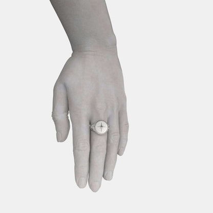 Anillo Coordenadas en plata 925, elegante diseño en la mano, perfecto para destacar en cualquier ocasión.