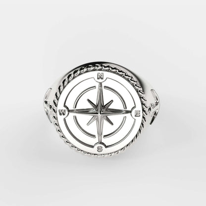 Anillo Coordenadas de plata 925 con diseño de brújula, ideal para un toque elegante y significativo.